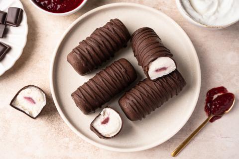 Gefrorene Quark-Riegel mit Himbeerkern