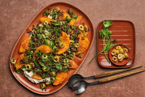 Spiced Kürbis mit Linsen auf Labneh