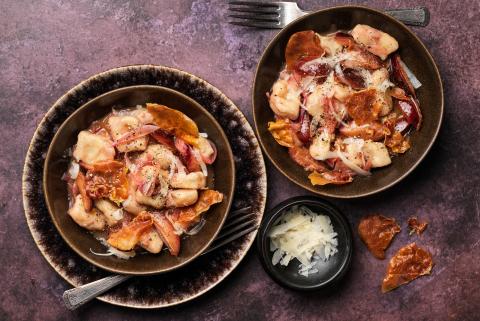 Rohschinken-Gnocchi mit Zwetschgen