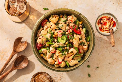 Insalata di pasta con dressing chili crunch