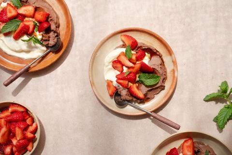 Schoggimousse mit Balsamico-Erdbeeren