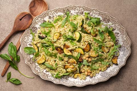 Insalata di risoni con zucchine e pesto