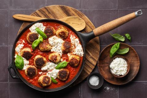 Chicken balls with tomato sauce