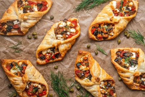 Blätterteigecken mit Aubergine und Tomate
