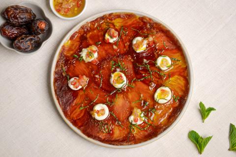Dattel-Carpaccio mit Jogurt und Chiliöl