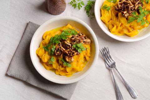 Glutenfreie Pasta mit Kürbissauce und Pilzen