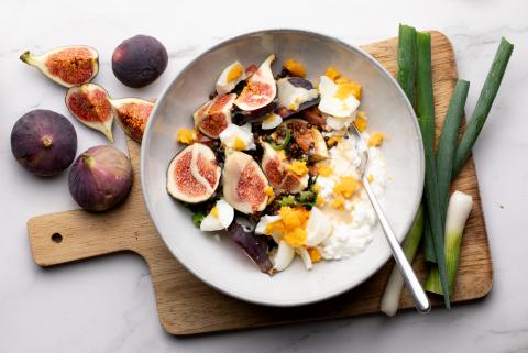 High-protein bowl with figs
