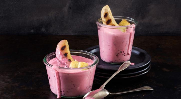Grilled bananas with blackberry crème