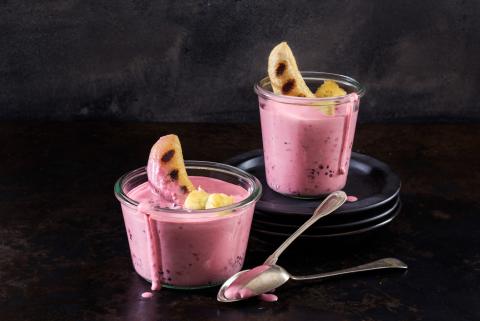 Grilled bananas with blackberry crème