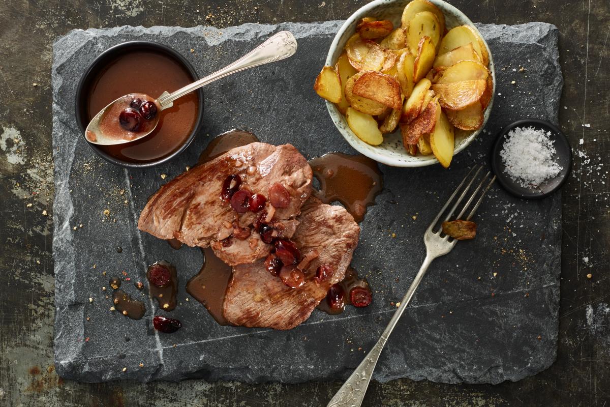 Venison schnitzel with a cranberry & port wine jus - Recipes | fooby.ch