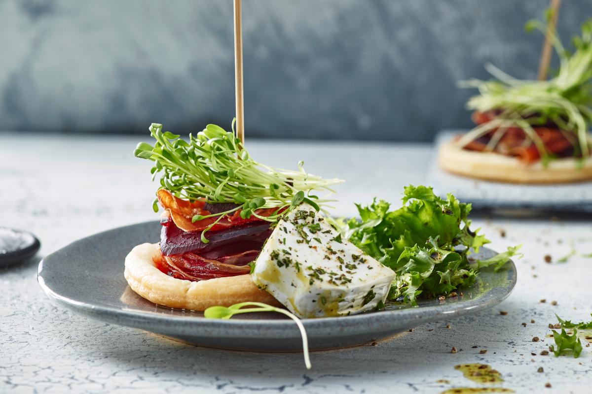 Warm beetroot tartlets with marinated goats' cheese - Recipes | fooby.ch