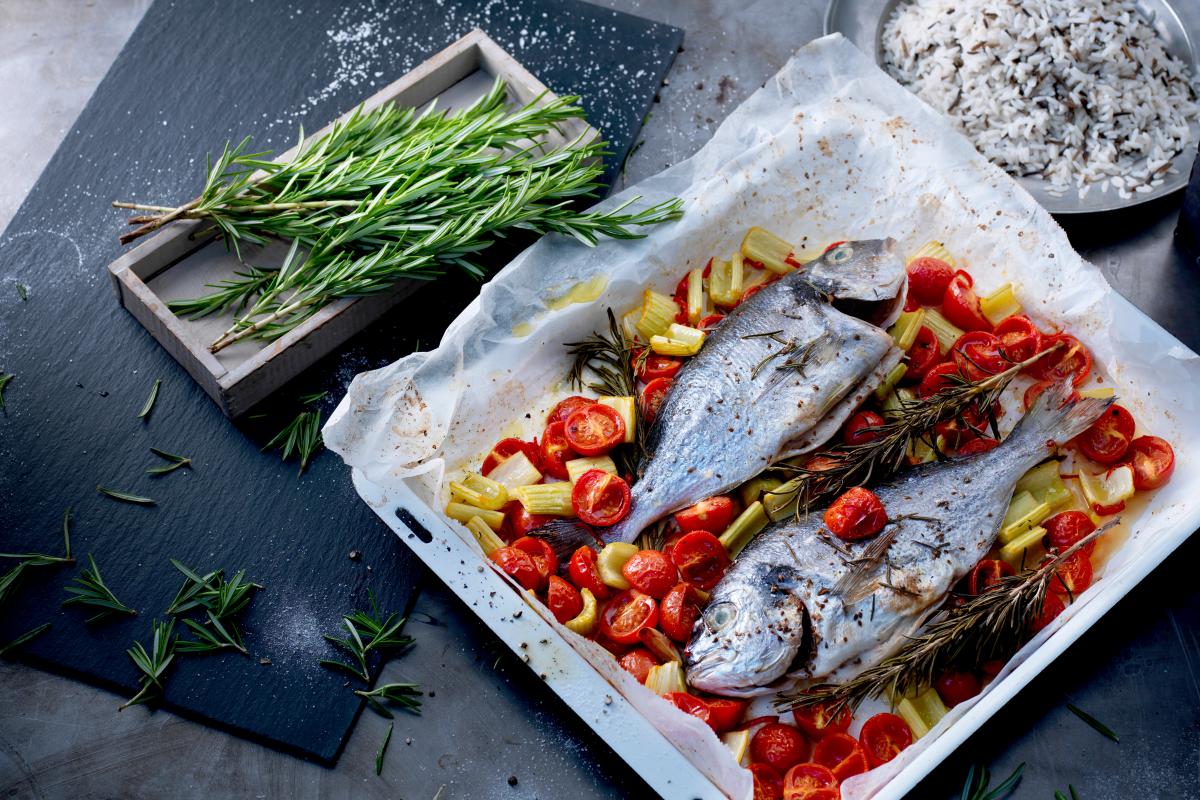 Seabream on a bed of cherry tomatoes - Recipes | fooby.ch