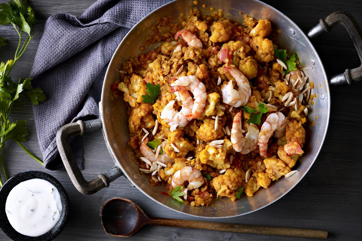 Lentil paella with prawns - Recipes | fooby.ch