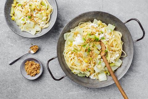 Fennel & apple spaghetti with crumble