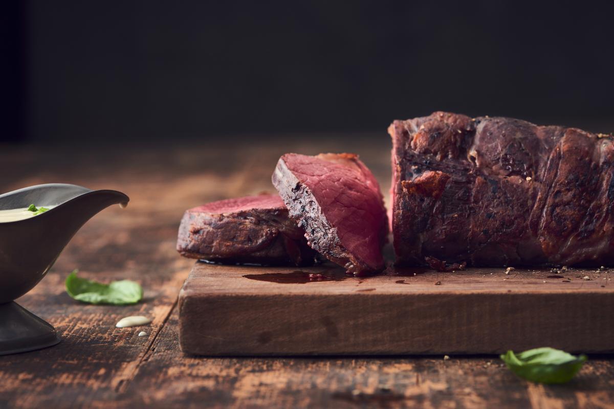 Rindsfilet in Parmaschinken gewickelt - Rezepte | fooby.ch