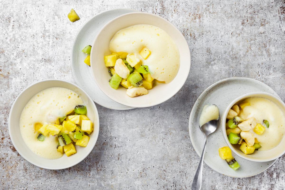 Refreshing exotic fruit salad with elderflower zabaglione - Recipes | fooby.ch