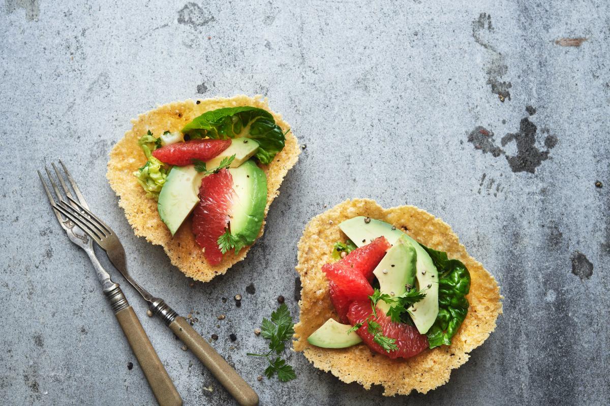 Avocado-Grapefruitsalat im Käsekörbli - Rezepte | fooby.ch
