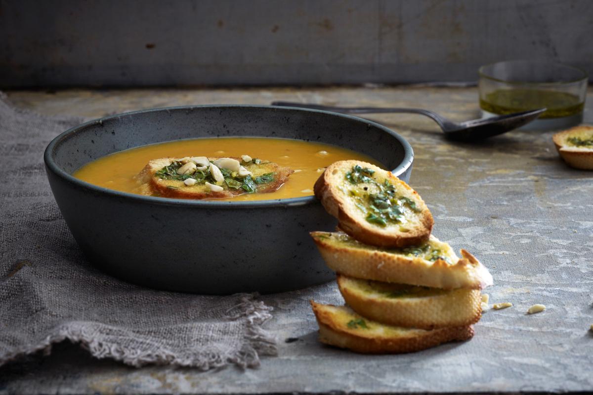 Mangosuppe mit Koriander-Crostini - Rezepte | fooby.ch