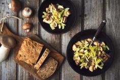 Warm mushroom salad with seeded bread