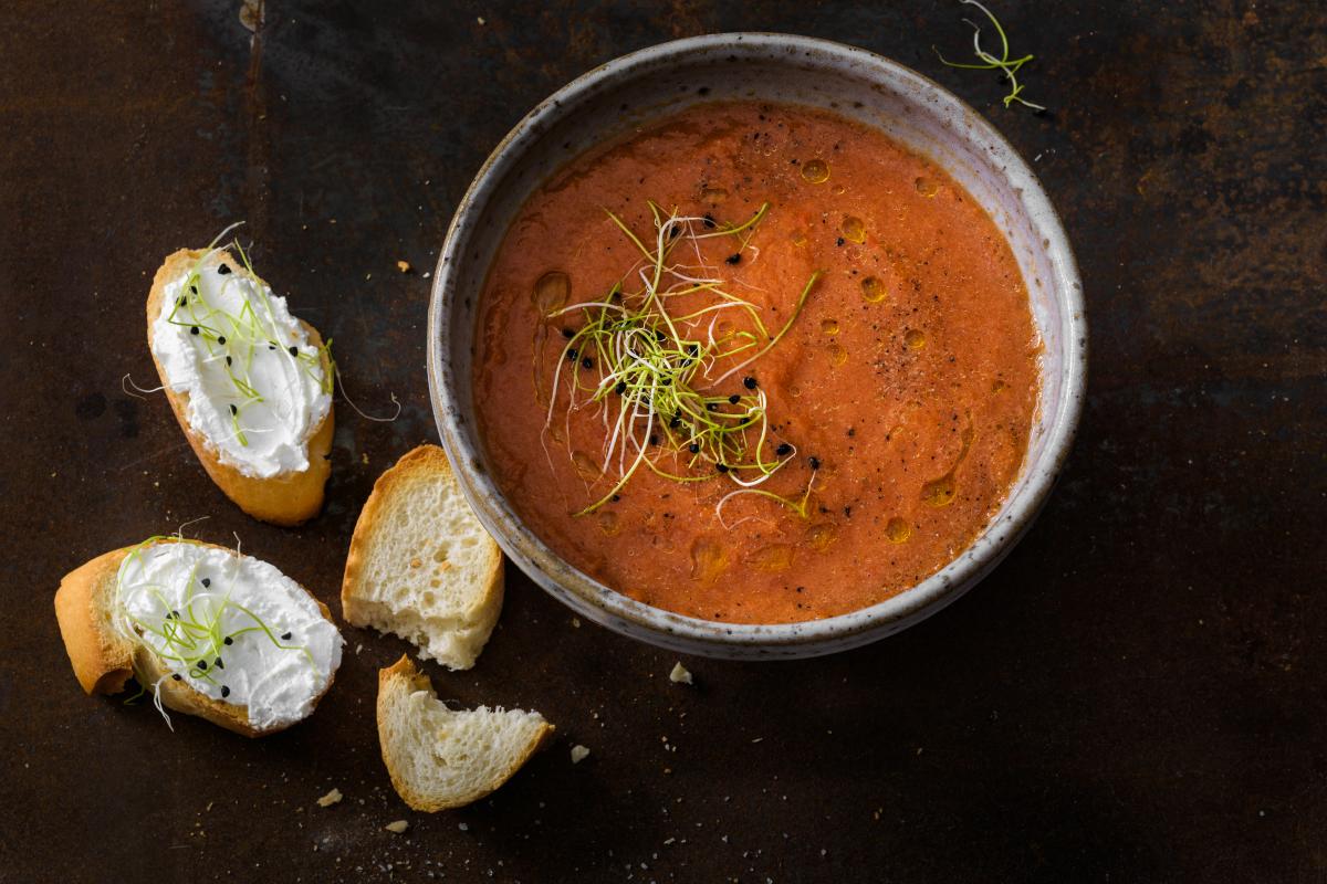 Chilled summer soup with goats' cheese baguette - Recipes | fooby.ch