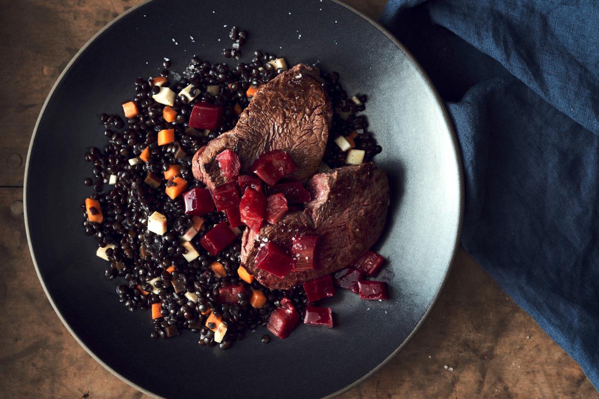 Bison fillet with rhubarb and beetroot compote and liquorice lentils - Recipes | fooby.ch