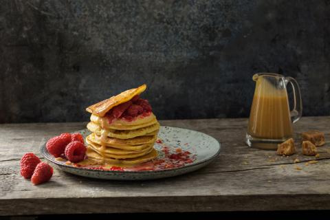 Pancakes with raspberries and caramel & whisky sauce