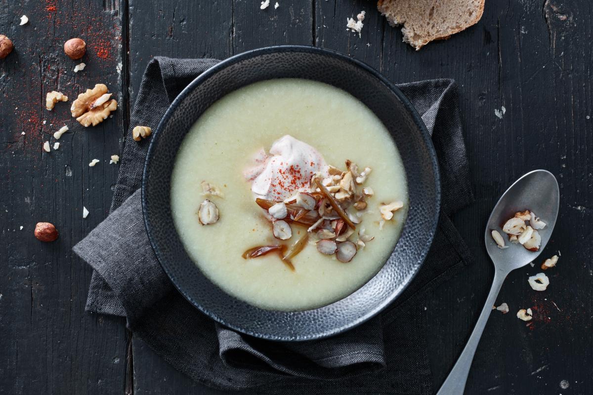 Cauliflower soup with dates and nuts - Recipes | fooby.ch