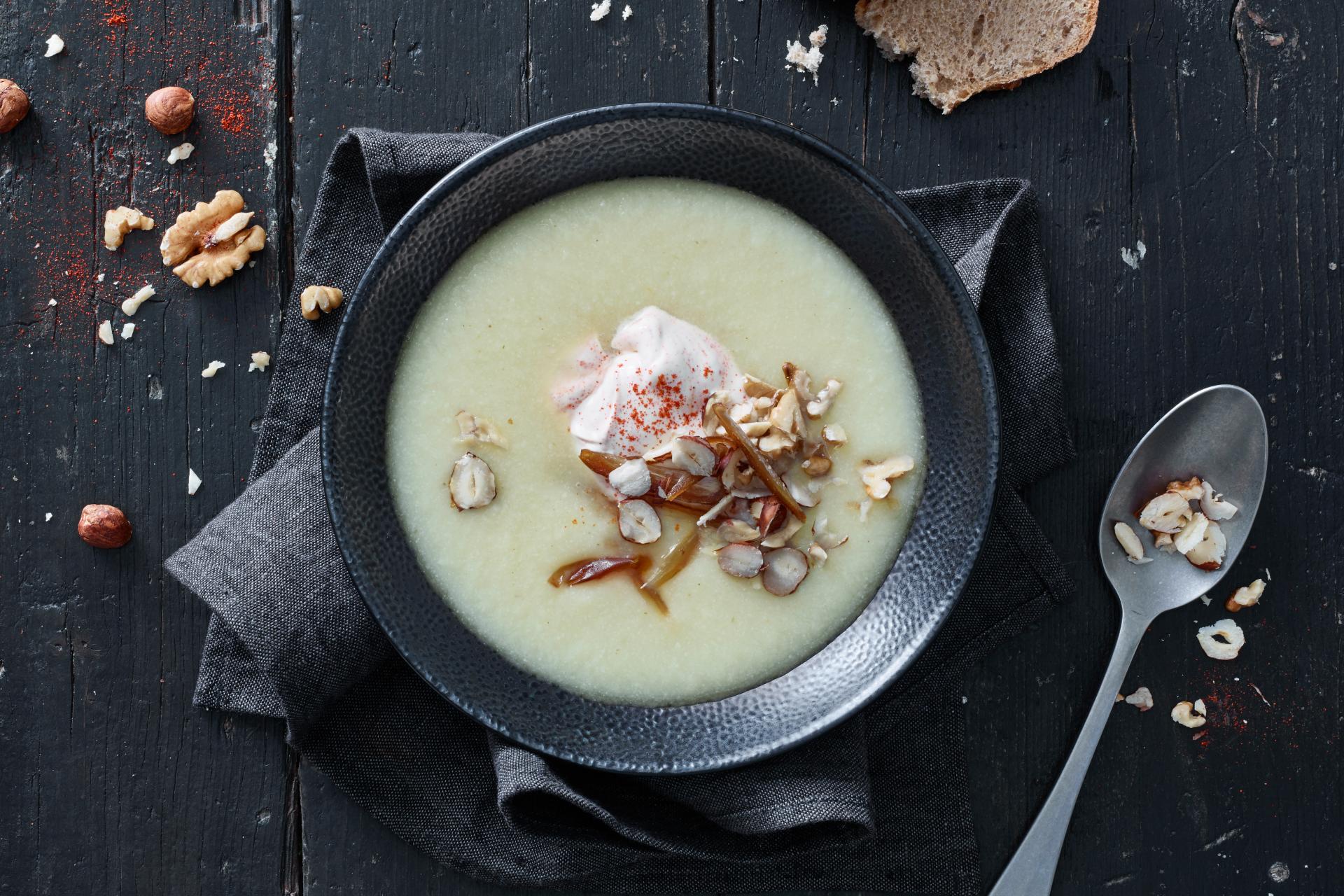 Blumenkohlsuppe mit Datteln &amp; Nüssen | Suppen und Eintopf | coop.ch