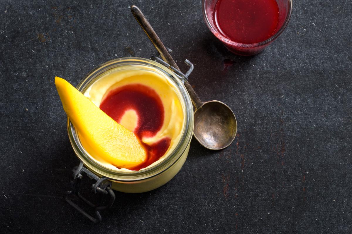 Mango mousse with raspberry sauce - Recipes | fooby.ch