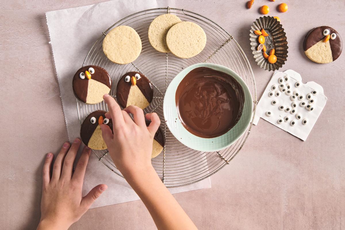 Pinguino a Forma Di Dei Biscotti Divertenti Di Natale Fotografia Stock