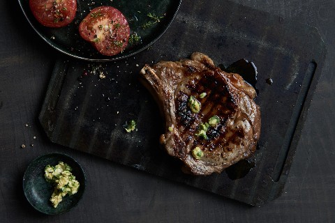 Clubsteak mit Grilltomate mit Rucola-Senfbutter