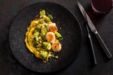 Capesante con romanesco croccante