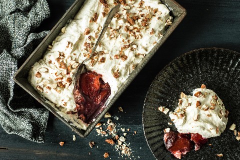 Lebkuchen-Mousse mit Zwetschgen