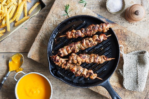 Spiedini di carne con ketchup giallo