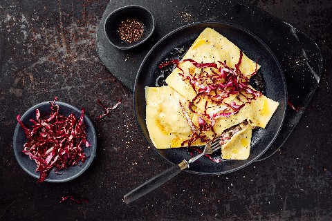 Ravioli ripieni di salame e melanzane