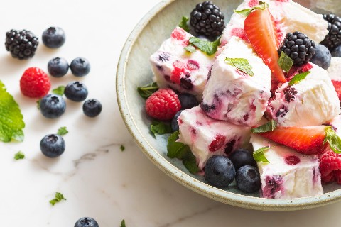 Frozen yoghurt with berries