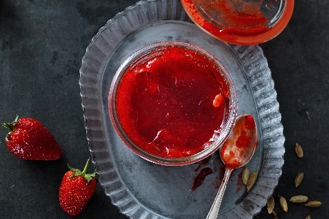 Confettura di fragole con cardamomo