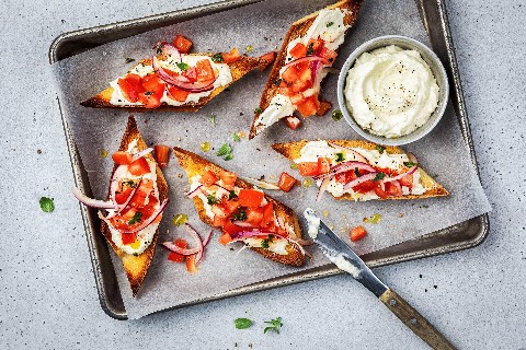 Bruschetta al pomodoro con crema al parmigiano