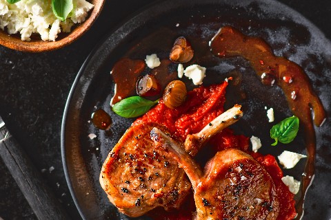 Lammkoteletts auf Tomatenbrot-Püree mit Rotweinzwiebeln