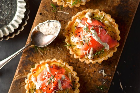 Sauerkraut-Honig-Quiche mit Graved Lachs und Senfcreme