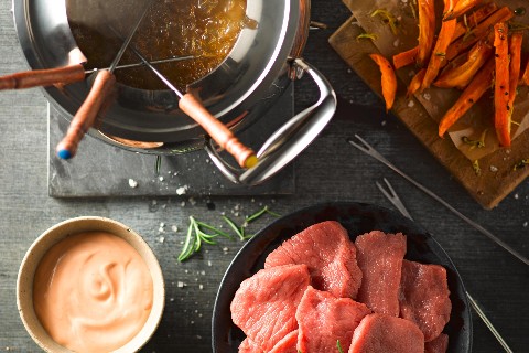 Meat fondue with seasoned stock and sweet potatoes