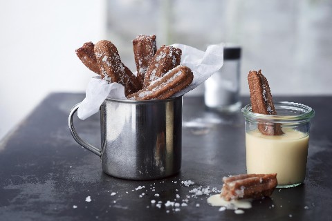 Dunkle Churros mit weisser Schokoladensauce