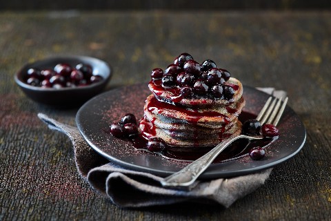 Acai-Pancakes mit Heidelbeerkompott