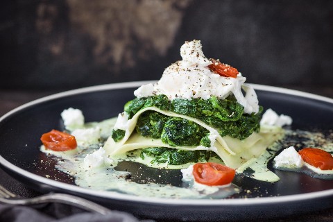 Offenes Ravioli mit Spinat und pochiertem Ei