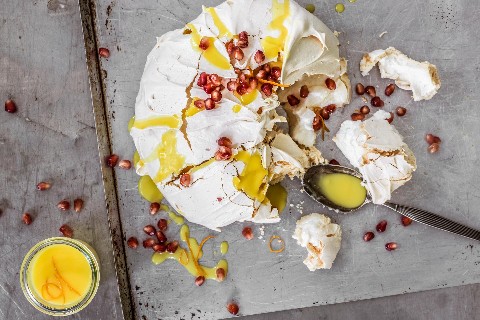 Pavlova mit Orangencreme und Granatapfel