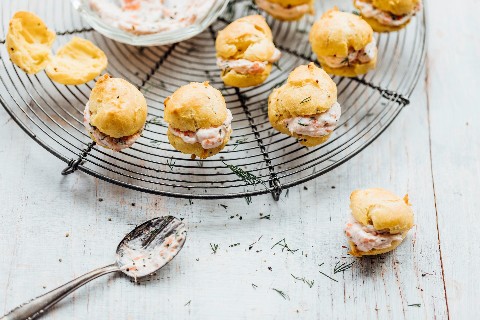 Senf-Profiteroles mit Lachsmousse