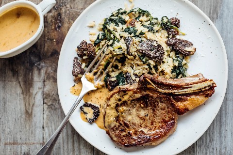 Bistecca di vitello con risotto alle spugnole e spinaci novelli