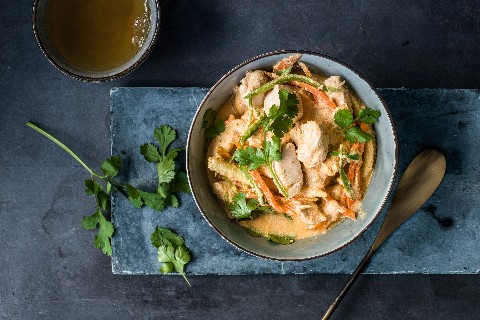 Rotes Thai-Curry mit Poulet