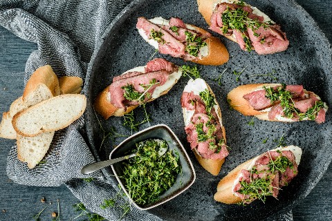 Crostini al roastbeef con gremolata a base di crescione inglese