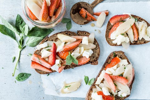 Crostinis aux asperges et aux fraises